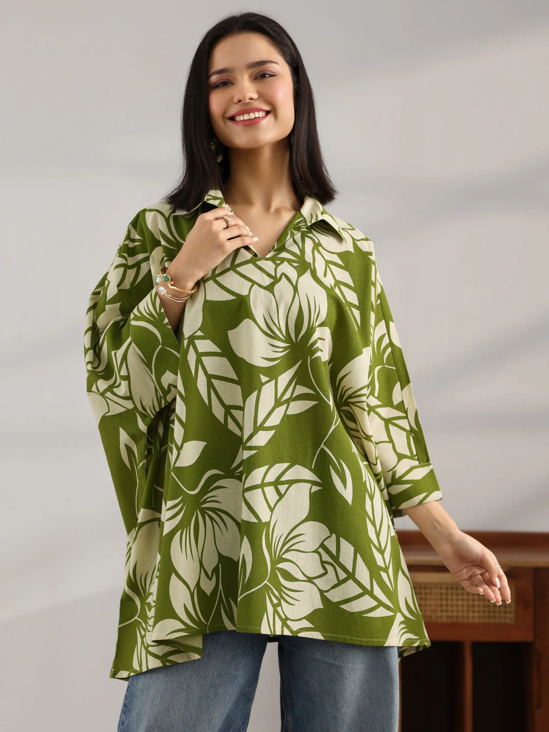 29881_1_baebd071-17dd-4aac-a206-727dde9f02ef.webp Green Printed Cotton Straight Short Kurti - Image 1
